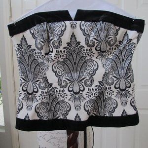WHITE HOUSE BLACK MARKET Medalion Print Buster - Size 4